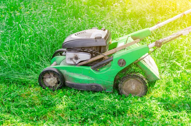 写真 緑の草の芝生に草り機