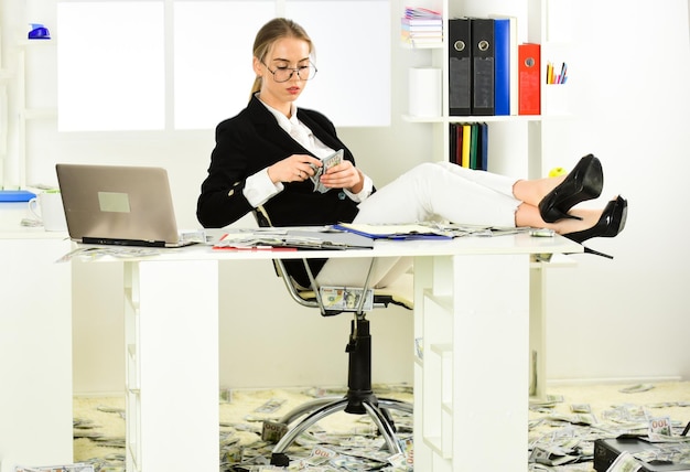 Borsa in pelle aziendale avvocato donna sexy con custodia alla postazione di lavoro felicità e successo donna d'affari che tiene valigia valigetta con soldi buon affare vita moderna e affari