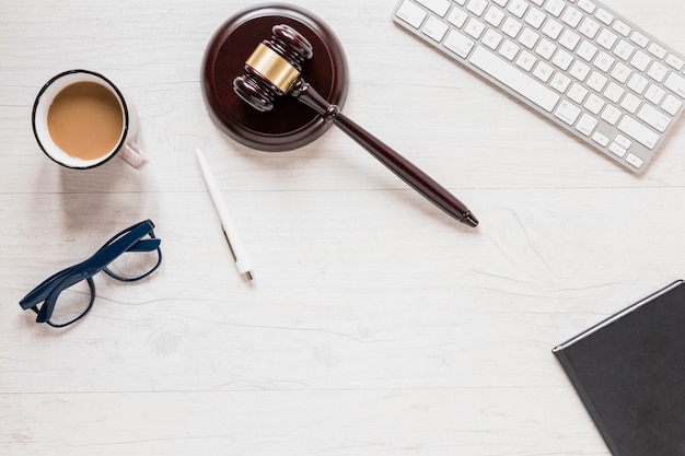 Photo lawyer desk