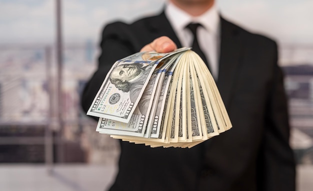 The lawyer of a large private office pays in dollars for the
case won by a judge the concept of payment in dollars for the
services of a lawyer