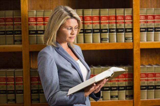 Photo lawyer reading book in the law library