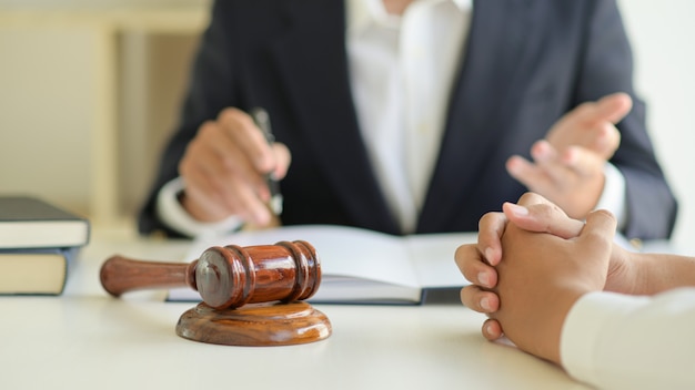 Gli avvocati offrono consulenza legale ai clienti.