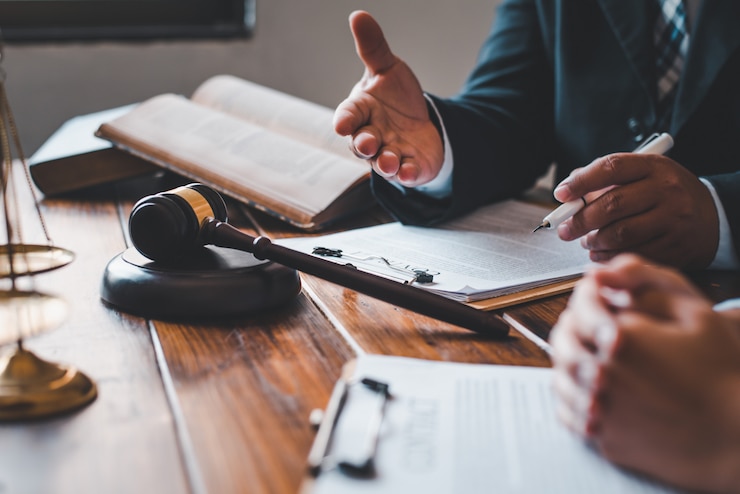 Photo lawyers give advice about judgment