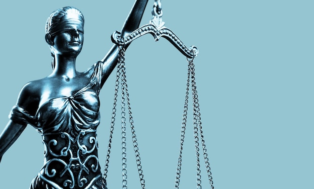 Foto statua di bronzo della giustizia cieca legale degli avvocati