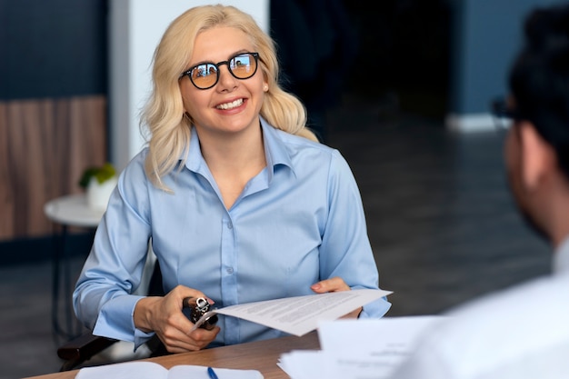 Foto avvocati al lavoro in ufficio