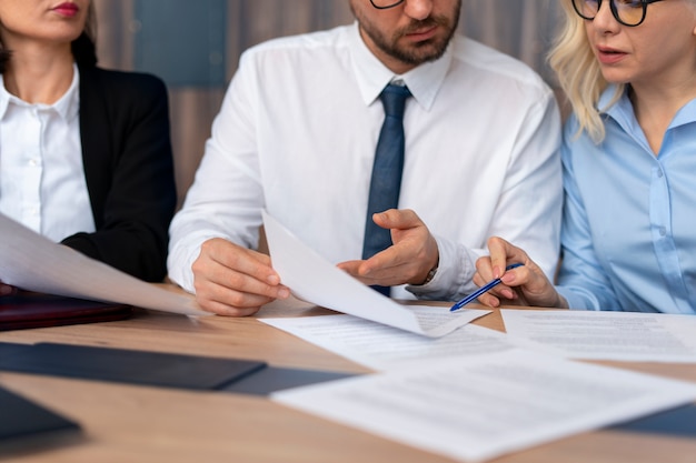 Foto avvocati al lavoro in ufficio