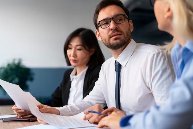 Foto avvocati al lavoro in ufficio