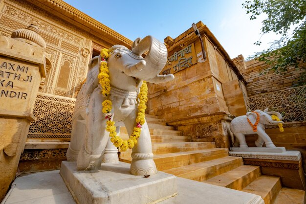 락슈미(Lakshmi)와 비슈누(Vishnu) 신을 숭배하는 자이살메르의 락스미나트 사원. Jaisalmer Fort는 인도 라자스탄 주의 자이살메르 시에 위치하고 있습니다.