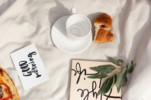 Lay-out flatlay, landschap voor een picknick. Zomer lichte stijl