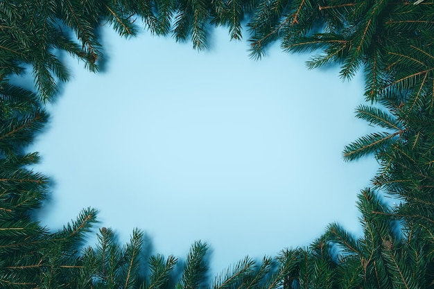 Lay-out Gemaakt Van Kerstboom Takken Met Papieren Kaart Opmerking Op Blauwe Achtergrond Plat Lag