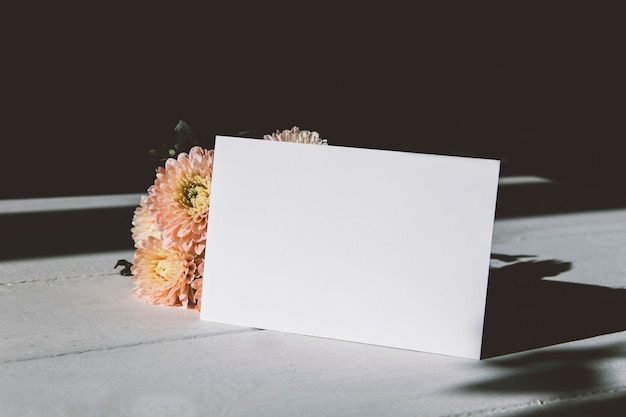 lay-out van een lege ansichtkaart en bloemen