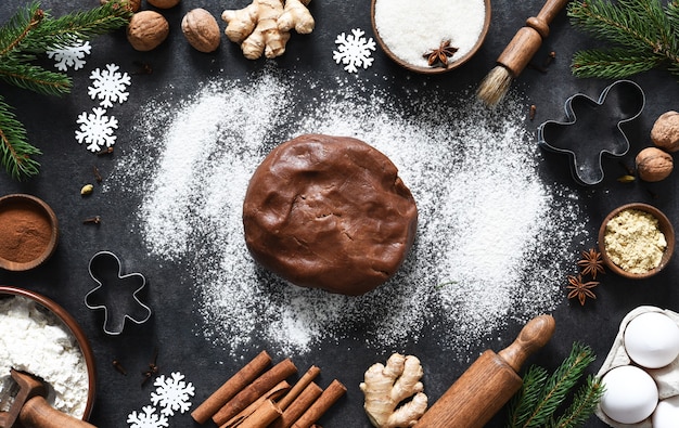 Lay-out van ingrediënten voor het maken van een peperkoekmannetje. bovenaanzicht