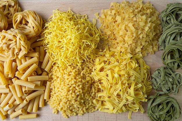 Lay-out van Italiaanse rauwe pasta verschillende soorten en vormen pasta