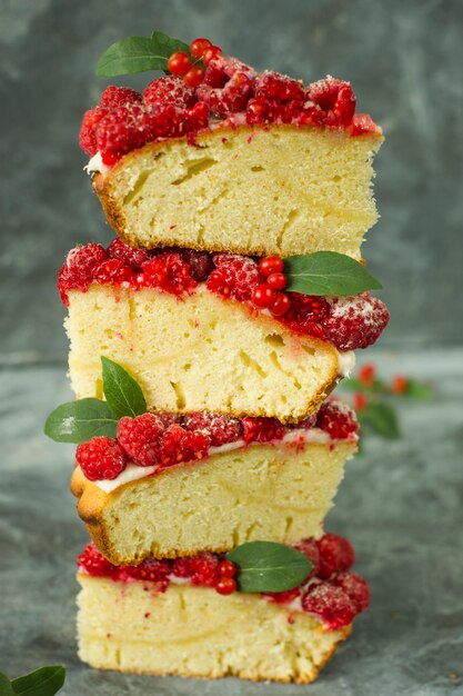 Foto torta di lamponi a strati