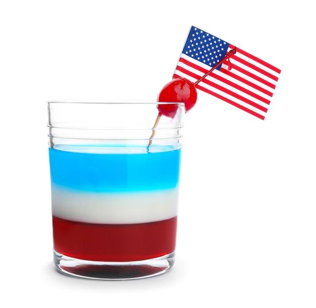 Фото Слоистый коктейль в цветах американского флага на белом фоне