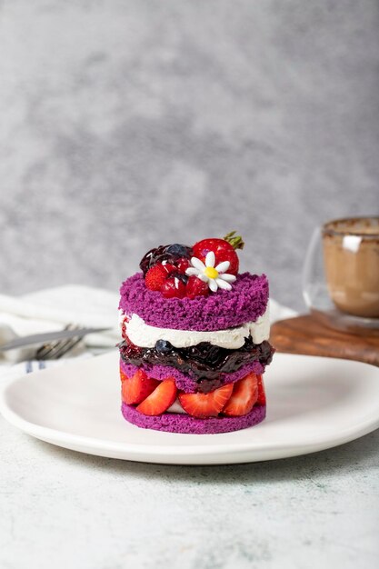 사진 계층 된 과일 케이크 딸기 케이크 석재 배경에 라즈베리 소스 및 크림 패티세리 디저트