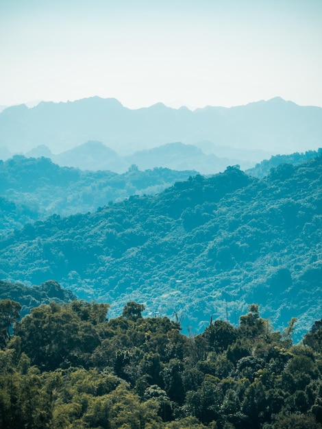 写真 晴れた日の山の層状の景色