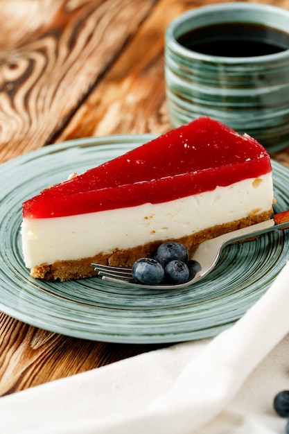 Foto pezzo di torta di mousse a strati con guarnizione ai frutti di bosco