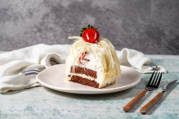 Слоистый белый шоколадный торт на каменном фоне кусочек вкусного клубничного торта вблизи