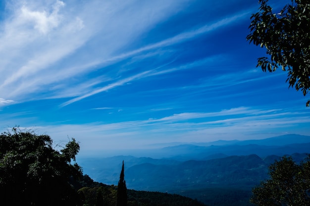 Gli strati della vista del paesaggio di montagna con cielo blu