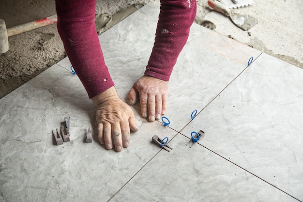 Laying floor ceramic tile Renovating the floor