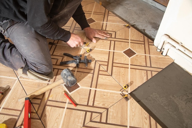 Photo laying floor ceramic tile renovating the floor