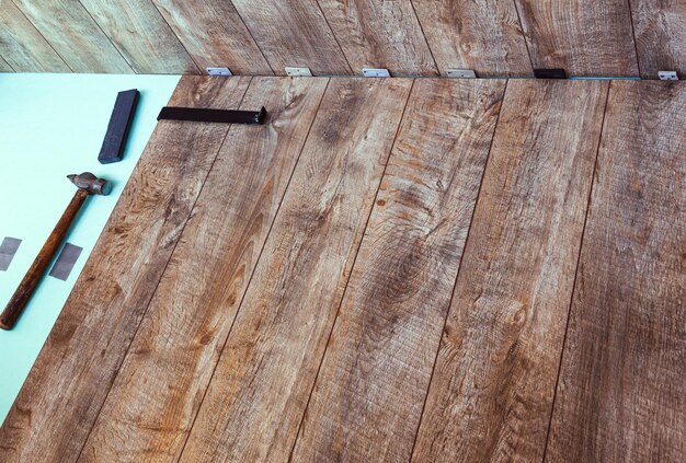 Laying laminate flooring with underlay and using hand tools