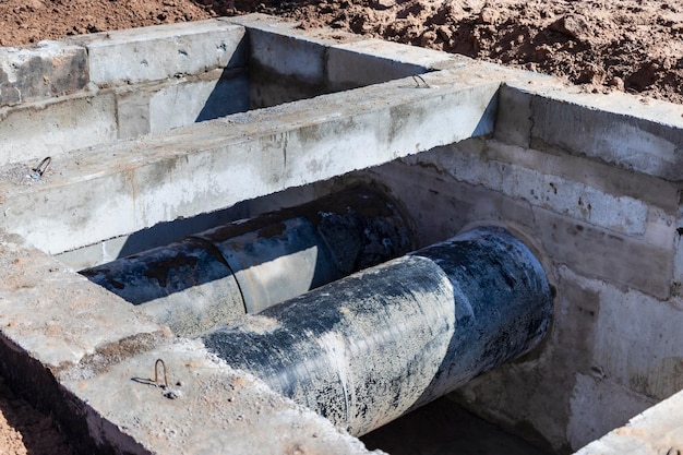 コンクリート室への地下管の敷設建設現場での水道本管の設置雨水ピット下水道弁衛生システムとポンプステーションの建設