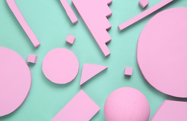 Фото Макет композиции из розовых геометрических фигур на синем фоне