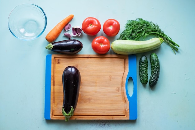 写真 全体とスライスしたナスまな板と他の新鮮な野菜のレイアウト