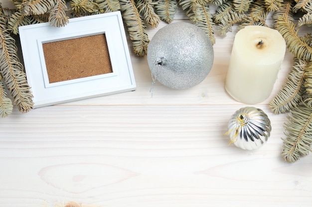 흰색 나무 표면에 크리스마스 테마에 사진 프레임, 종이, 연필의 레이아웃