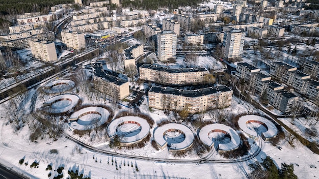Foto lazdynai woonwijk in vilnius litouwen cirkelvormige garages gebouwd tijdens het sovjet-tijdperk zichtbaar