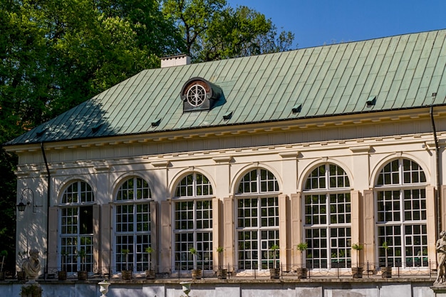 Foto il palazzo lazienki nel parco lazienki varsavia lazienki krolewskie