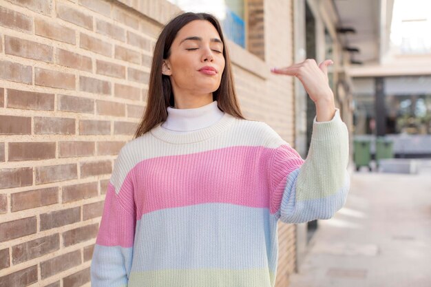 Foto pigramente la mattina presto svegliarsi e sembrare assonnato stanco e annoiato