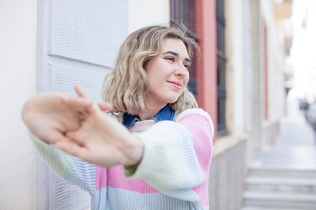 Foto pigramente la mattina presto svegliarsi e sembrare assonnato stanco e annoiato