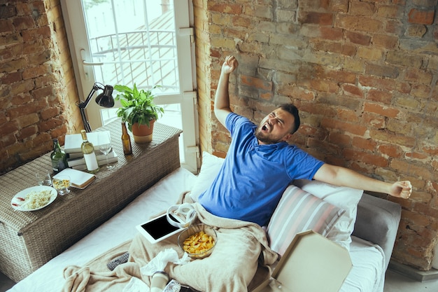 Photo lazy man livingin his bed surrounded with messy