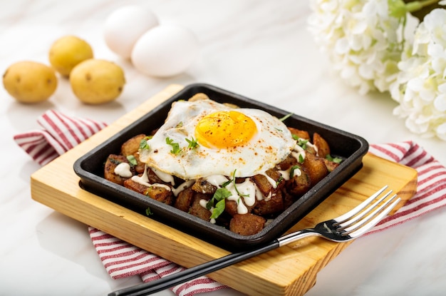 LE COLETTE яйцо и картофель солнечной стороной вверх подаются в тарелке, изолированной на столе, вид на арабский завтрак
