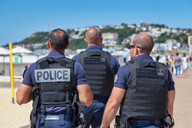 Le Havre Frankrijk 5 augustus 2020 Groep politieagenten in kogelvrij vest patrouilleren op het strand