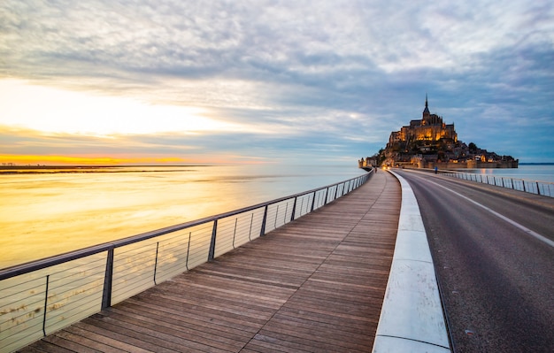 프랑스 노르망디의 몽생미셸과 물 위의 다리