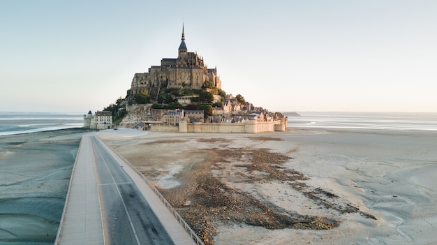 Le mont saint michel getijdeneiland in prachtige schemering in de schemering, normandië, frankrijk ontsproten vanuit luchtperspectief