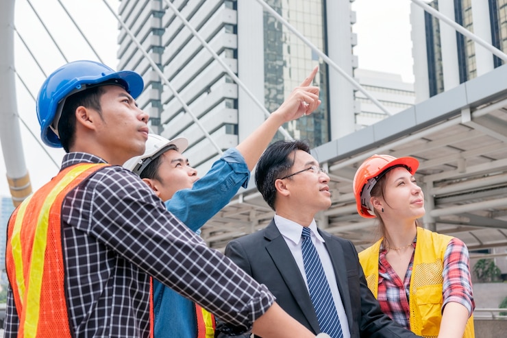 Photo 企业家与工程师团队会面 讨论项目建设进展报告