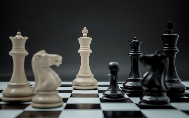성공을위한 지도자와 팀워크 개념입니다. 체스 개념 왕을 저장하고 전략을 저장