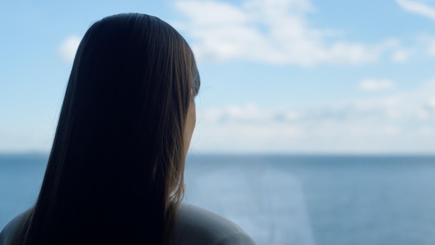 Силуэт женщины-лидера, думая о панораме моря, окно, концепция делового образа жизни
