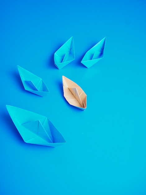 Carta barca di origami concetto di leadership