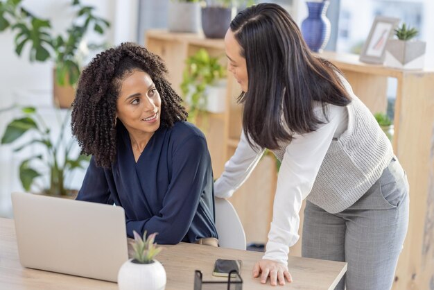 Foto leadership marketing via e-mail o manager che istruisce una donna di colore in un progetto di avvio o di gruppo in un'agenzia digitale lavoro di squadra laptop o lavoratore che aiuta a parlare o parlare della visione o della direzione del marchio