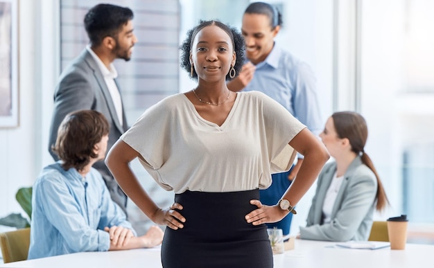 Motivazione alla leadership e leader della donna nera aziendale in un incontro di lavoro con un team felice in ufficio discussione leader femminile di potere sull'obiettivo o sulla strategia di condivisione della missione e pianificazione con visione