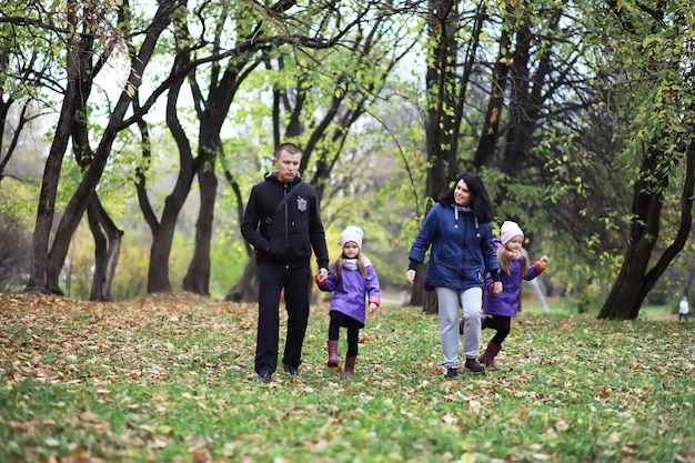 공원에서 잎이을. 가을 공원에서 산책하는 아이들. 가족. 떨어지다. 행복.