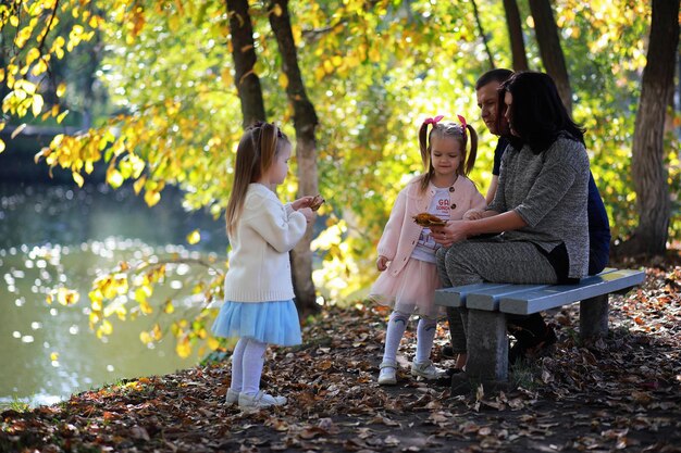 Листопад в парке Дети на прогулке в осеннем парке Family Fall Happiness