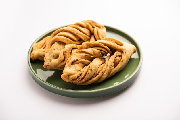 Leaf shape or laccha Mathri or mathiya is a Rajasthani tea time snack. It's a fried flaky biscuit from the north-west region of India