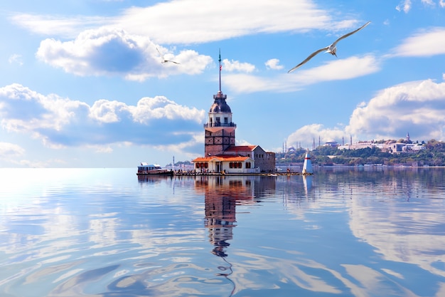 Photo leander's tower in the marmara sea, the bosporus. istanbul.